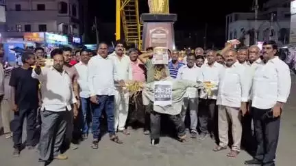 గొల్లపూడిలో సాక్షి ఛానల్, సాక్షి పత్రిక దిష్టిబొమ్మలను దగ్ధం చేసిన తెదేపా శ్రేణులు