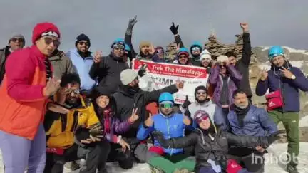 अशोक नगर: शहर के युवाओं ने 15350 फीट की ऊंचाई पर रूपिन पास पर 7 दिन की ट्रेकिंग के बाद फहराया तिरंगा