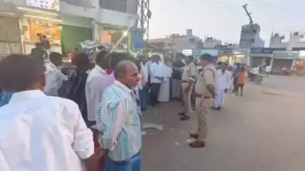 పులివెందుల: ట్రాఫిక్ రూల్స్ పై ప్రజలకు అవగాహన కల్పించిన వేంపల్లి సీఐ నరసింహులు