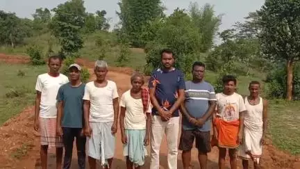 गोला: चोकड़बेड़ा गांव में पथ निर्माण में बाधा उत्पन्न करने से ग्रामीणों में आक्रोश, मामला पहुंचा बरलंगा थाना#jansamasya