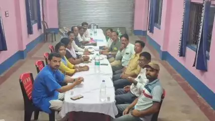 বাঘমুণ্ডী: মানভূম প্রতিভা জাগৃতি আখড়ার বৈঠক বাঘমুন্ডিতে,অবসরপ্রাপ্ত শিক্ষক শিক্ষাকর্মী এবং কৃতি ছাত্র-ছাত্রীদের সংবর্ধনা অনুষ্ঠান