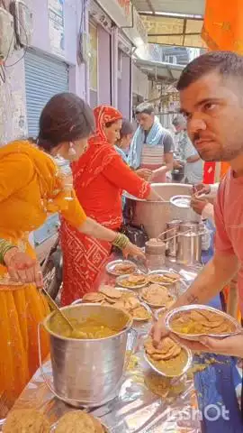 नदबई: किन्नर समाज द्वारा काशीनाथ मंदिर पर विशाल भंडारे का आयोजन किया गया
