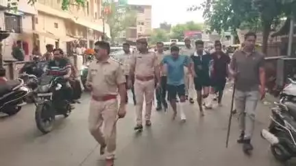 लाडपुरा: कोटा में जानलेवा हमले के आरोप में गिरफ्तार तीन इनामी बदमाशों का पुलिस ने निकाला जुलूस, रंजिश में की थी फायरिंग