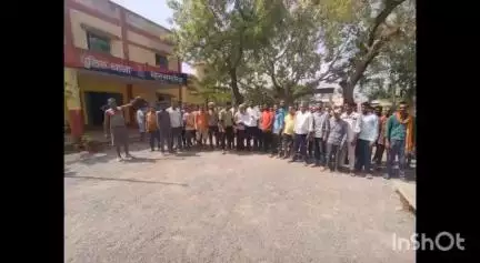 बेमेतरा: कुरदा में चावल वितरण में बाधा डालने वाले पर कार्रवाई को लेकर ग्रामीण पहुंचे थान खम्हरिया