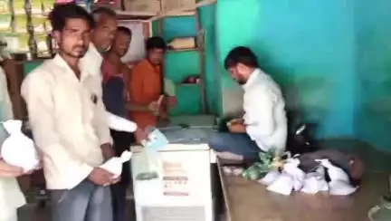 पचोर: छायन आमलारोड बाबल्दी में कृषि अधिकारी डॉ. संजय पाटीदार ने किसानों की मिट्टी के नमूने जांच के लिए भेजे