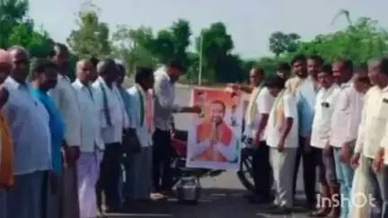 కథలాపూర్: తారు రోడ్డు వేయించినందుకు వేములవాడ ఎమ్మెల్యే ఆది శ్రీనివాస్ చిత్రపటానికి పాలాభిషేకం