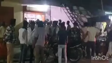बलरामपुर: शिवपुरा बाजार के छोटे चौराहे पर तेज रफ्तार मोटरसाइकिल सवार ने 6 साल की बच्ची को रौंदा, बच्ची हुई चोटिल