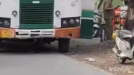पालमपुर: पालमपुर से दिल्ली जा रही एचआरटीसी की बस ठाकुरद्वारा के पास बीच सड़क में हुई खराब, वीडियो वायरल