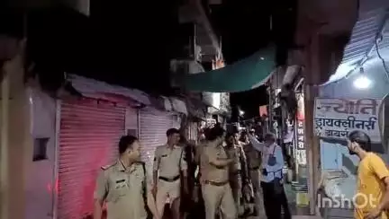 कोलारस: कोलारस पुलिस ने कस्बे में पैदल गश्त के दौरान शराब ठेकों के बाहर जमा शराबियों को खदेड़ा