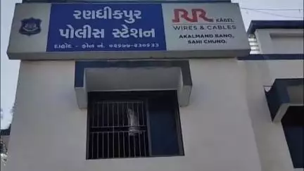 સીંગવડ: રણધીકપુર પોલીસે નાની સંજેલી ખાતેથી દેશી દારૂની ભઠ્ઠી ઝડપી પાડી,મહુડાનો વોસ નાશ કરાયો