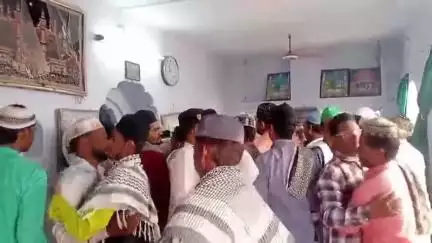 महाराजपुर: गढ़ीमलहरा के दरगाह शरीफ में पढ़ी गई सामूहिक नमाज, अमन चैन की मांगी गई दुआएं