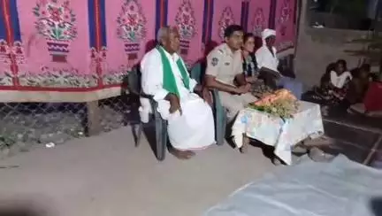 అసిఫాబాద్: మోడీ గ్రామంలోపోలీసుల అవగాహన సదస్సు నిర్వహించిన కెరమెరి ఎస్ఐ మధుకర్