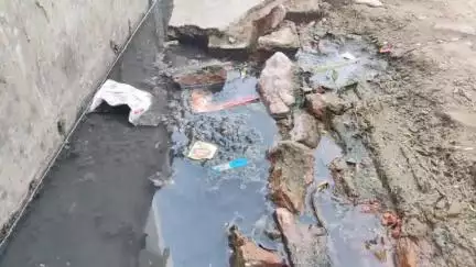 महाराजगंज: सिविल लाइन मोहल्ले में नाली की खराब हालत को लेकर नगरवासियों में आक्रोश #jansamasya