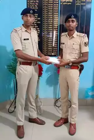 कटिहार जिला के कोढ़ा थाना पुलिस द्वारा पतरघट थाना (सहरसा) कांड संख्या 65/25 में चोरी की गई कुल 3,00,000 /- (तीन लाख रुपया ) को बरामद कर कोढ़ा पुलिस द्वारा सहरसा पुलिस को सुपुर्द किया गया।