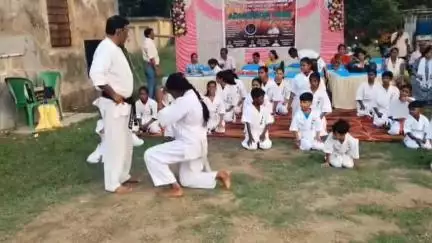 সাঁতুড়ি: মেয়েদের আত্মরক্ষা ও শরীর সুস্থ রাখার জন্য একটি সংস্থার উদ্দেগে সাঁতুড়িতে বিশেষ ক্যারাটে প্রশিক্ষণ শিবির