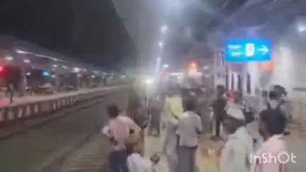 लखीमपुर: लखीमपुर स्टेशन में ट्रेन गुजरने से ठीक पहले पटरी पार करता दिखा व्यक्ति, वीडियो हुआ वायरल