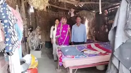 इटावा: चांदनपुर गांव में आवास के लिए दर दर भटक रहे है दम्पत्ति,नहीं हो रही है कोई सुनवाई,प्रशासन से लगाई गुहार #jansunwai