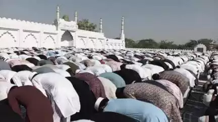 मांगरौल: मांगरोल में ईदगाह मस्जिद में मुस्लिम समाज ने ईदुल अजहा की नमाज अदा की