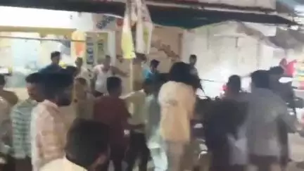 మద్యంమత్తులో ఉయ్యూరులో నడిరోడ్డుపై యువకులు కొట్లాట పోలీసులు చర్యలు తీసుకోవాలని డిమాండ్ చెస్తున్న స్తానిక ప్రజలు