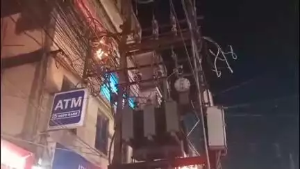 হাবরা ১: হাবরা যশোর রোডের  শ্যাম মার্কেটের পাশে ইলেকট্রিক পোস্টে আগুন