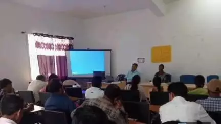 लोहरदगा: लोहरदगा में मादक पदार्थों की रोकथाम के लिए फील्ड कर्मियों को मास्टर ट्रेनर ने दिया विशेष प्रशिक्षण
