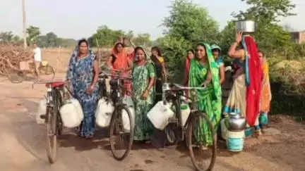 गुण्डरदेही: ग्राम देवरी ख के ग्रामीण मूलभूत सुविधाओं से है वंचित लंबी दूरी तय कर हैंडपंप से पानी लाने को मजबूर #jansamasya