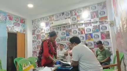 হাবড়া ২: অশোকনগর তিন নম্বর এলাকায় বিধায়ক কার্যালয়ে জনসংযোগ সারলেন বিধায়ক