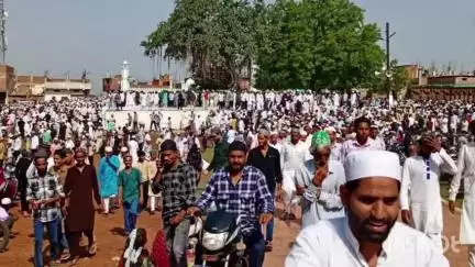 अशोक नगर: अशोकनगर में ईदगाह पर एक साथ अदा की गई नमाज, अमन चैन के लिए उठे हजारों हाथ