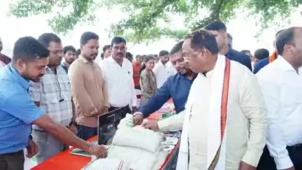 बलरामपुर: ग्राम डिंडो में कृषि मंत्री ने खेती में विविधिकरण और नवाचारों की दिशा में कृषि संकल्प अभियान कार्यक्रम में भाग लिया
