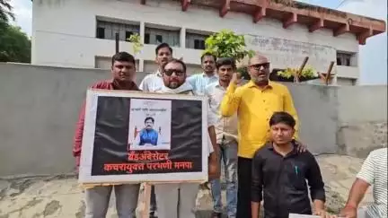परभणी: शहरातील विविध प्रभागातील कचरा व्यवस्थापनेच्या प्रश्नांवर युवक काँग्रेसचे नटराज रंगमंदिर प्रभाग समिती कार्यालयसमोर आंदोलन