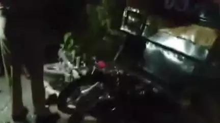 खागा: बिना लाइट चल रहे विक्रम ने बाइक सवार को टक्कर मारकर 200 मीटर खींचा, बाइक सवार गंभीर रूप से घायल, टिकर गांव की घटना