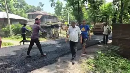 রাজগঞ্জ: মহাবাড়ি বস্তিতে  প্রায় নয় কিলোমিটার দীর্ঘ রাস্তার কাজের অগ্রগতি খতিয়ে দেখতে পরিদর্শনে এলেন  জেলা পরিষদের সদস্য