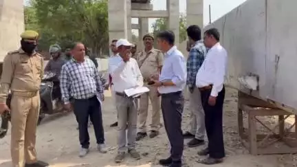 जिलाधिकारी ने प्रस्तावित यूनिटी मॉल और कज्जाकपुरा रेलवे ओवर ब्रिज का किया औचक निरीक्षण