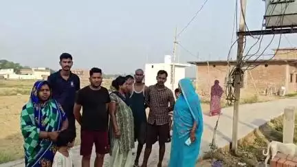 करछना: कटका गांव में 15 दिनों से जला हुआ ट्रांसफार्मर बदले न जाने से रात के अंधेरे में रहने को मजबूर है ग्रामीण #Jansamasya