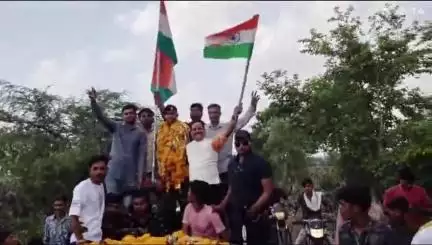 महिदपुर: अग्निवीर की ट्रेनिंग पूरी कर गांव पहुंचे जवान का समाजसेवी विजय सिंह गौतम और ग्रामीणों ने किया भव्य स्वागत