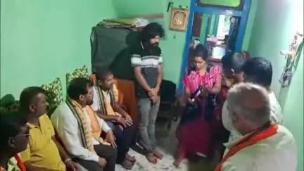 ଧରାକୋଟ: ମୁଣ୍ଡମରାଇ ଗ୍ରାମର ଜଣେ ମୃତକ ଙ୍କ ପରିବାରକୁ ଭେଟି ସମବେଦନା ଜଣାଇଲେ ସାନଖେମୁଣ୍ଡି ପୂର୍ବତନ ବିଜେପି ବିଧାୟକ ପ୍ରାର୍ଥୀ