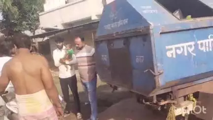 गुना नगर: रशिद कॉलोनी में कचरा वाहन और स्कूटी की टक्कर, स्कूटी सवार घायल, वीडियो वायरल