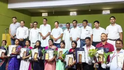 हाजीपुर: हाजीपुर के गांधी आश्रम में सावित्री बाई फुले सम्मान समारोह का आयोजन