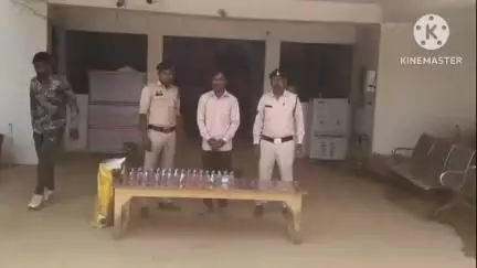 जैजैपुर पुलिस ने शराब दुकान के आगे से 34 पाव शराब के साथ आरोपी को किया गिरफ्तार