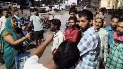 खंडवा नगर: खंडवा जिला अस्पताल में पार्किंग ठेकेदारों द्वारा की जा रही मनमानी