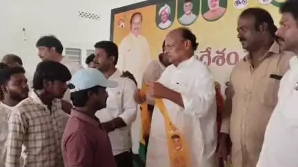 చింతకాయల పేట వైసీపీ నుంచి 300 మంది తెలుగుదేశం పార్టీలో చేరిక స్వాగతించిన మాజీ మంత్రి యనమల