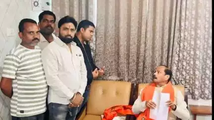 दुमका: रेलवे स्टेशन परिसर से कोयला डंपिंग यार्ड हटाने की मांग, प्रतिनिधिमंडल ने रघुवर दास को सौंपा ज्ञापन