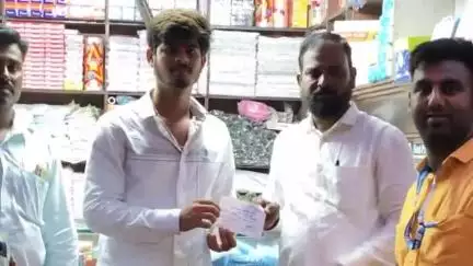 धुळे: जुना आग्रा रोड मुख्य बाजारपेठेत तीन प्लास्टिक विक्रेत्यांवर महापालिका पथकाची कारवाई हजारों रुपयांचा माल केला जप्त