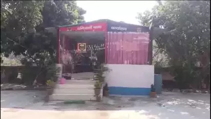दनियावां: दनियावां पुलिस ने देशी शराब के साथ धंधेबाज को किया गिरफ्तार, कागजी कार्रवाई के बाद न्यायिक हिरासत में भेजा