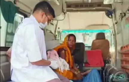 चंदौली: एंबुलेंस कर्मियों ने दिखाया सूझबूझ, खुरूहुजा समीप आपात स्थिति में एंबुलेंस में कराया प्रसव