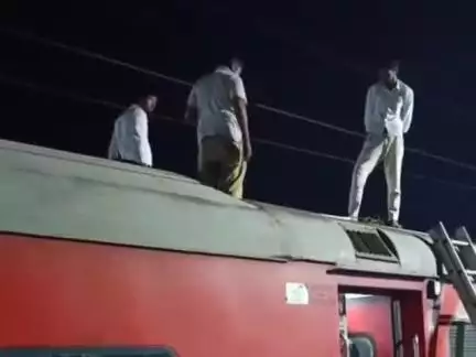 రాజమండ్రి సిటీ: సాంకేతిక లోపంతో రాజమండ్రిలో నిలిచిపోయిన విశాఖ ఎక్స్ ప్రెస్:  మనుమతులు చేపట్టిన సిబ్బంది నిపుణులు