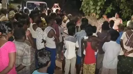 పత్తికొండ: ఉలవపాడు మండలం వీరెపల్లి గ్రామంలో ప్రజలకు పోలీసులు అవగాహన సదస్సు నేరాలకు దూరంగా ఉండాలి