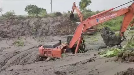 దెందులూరు, ఉండ్రాజవరంలో గోదావరి ఏలూరు కాలువలో శరవేగంగా కొనసాగుతున్న పూడికతీత పనులు