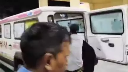 खंडवा: देशगांव हाईवे किनारे घायल व्यक्ति को 108 एंबुलेंस टीम ने खंडवा जिला अस्पताल पहुंचाया