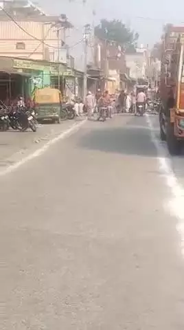 *बिनावर – प्रशासन की आंखों के सामने तमाम सुरक्षा और सख्ती के बाद भी बिनावर में रोड़ पर पढ़ी गई ईद की नमाज